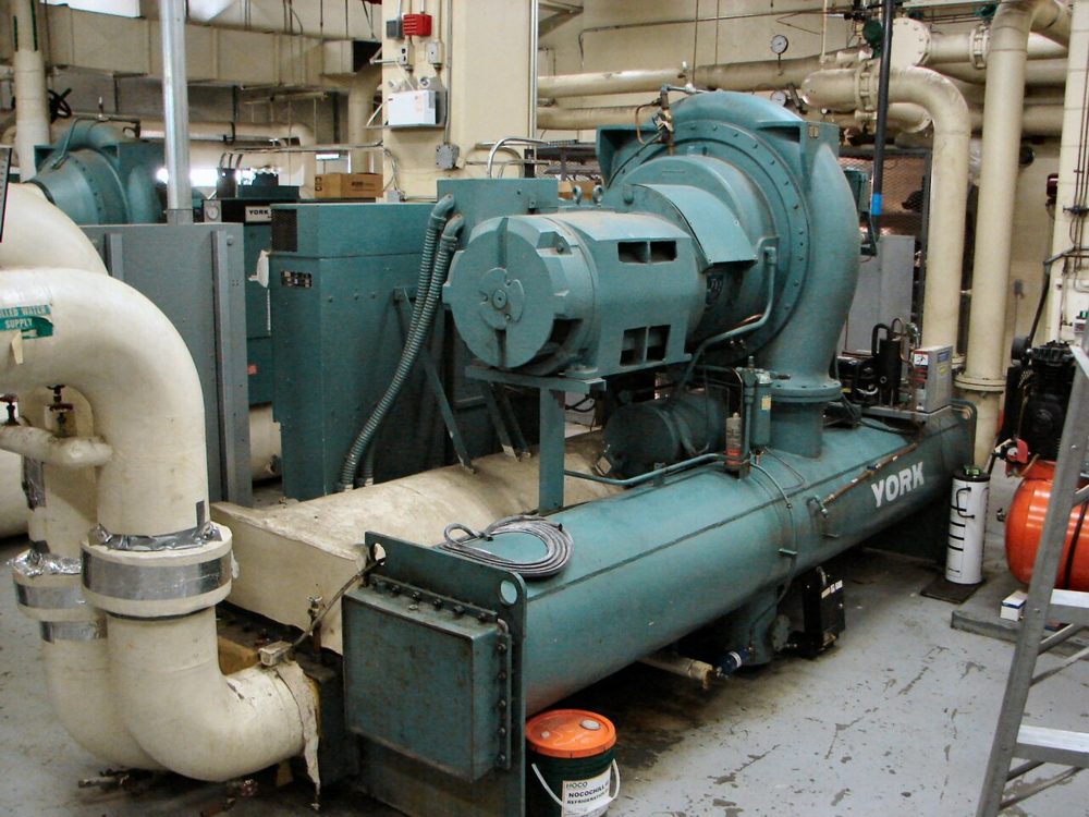 機械室に据え付けられた水冷式のターボ冷凍機